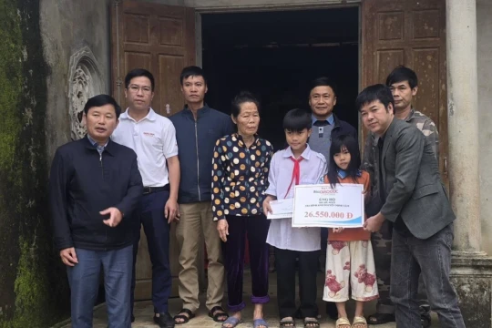 Hơn 26 triệu đồng đến với hoàn cảnh người bố gặp nạn sau cơn bão dữ