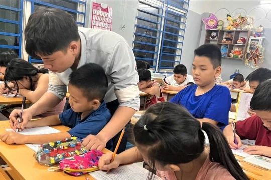 Thầy giáo 9X thắp hy vọng cho trẻ em nghèo