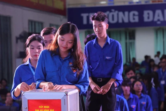 Hơi ấm từ giảng đường miền Tây hướng về vùng lũ miền Trung