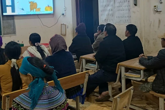 Vợ chồng cùng dắt tay nhau đi học xóa mù chữ ở Sín Chéng