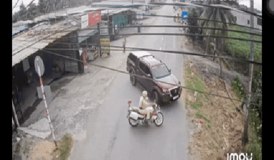 Truy tìm tài xế ô tô bán tải tông CSGT rồi bỏ trốn