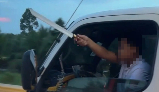 Tài xế ô tô không thắt dây an toàn, cầm dao "hổ báo" trên cao tốc