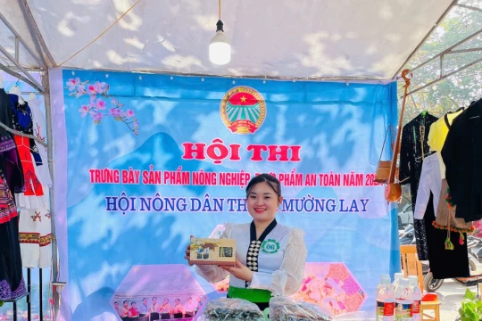 Cô gái người Thái 'biến' nghề làm bánh truyền thống thành sinh kế bền vững