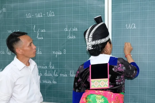Thầy giáo người Mông với tâm niệm ‘phải dạy cho mọi người biết chữ’