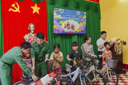 Thắp sáng con chữ cho trẻ em nghèo ở biên giới