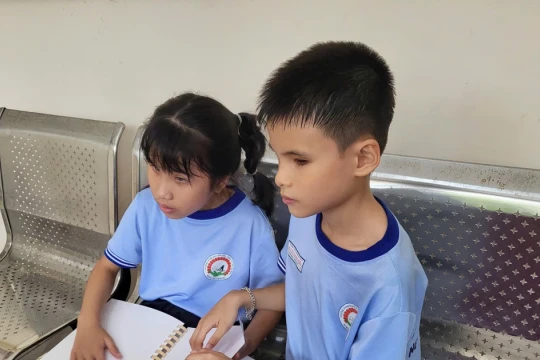 Người thầy 37 năm 'nhắm mắt' mở lối tri thức cho học trò khiếm thị