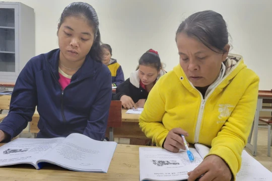 Ánh đèn lớp học ban đêm soi đường cho đồng bào Rục thoát mù chữ