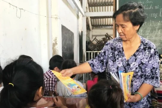 'Bà giáo' dành trọn cuộc đời nâng bước học trò nghèo