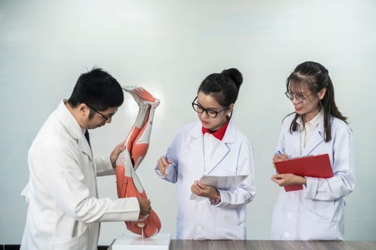 Băn khoăn khi 'chỉ trường Y được đào tạo bác sĩ'