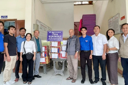 'Chung một tấm lòng' nâng bước học trò vùng lũ