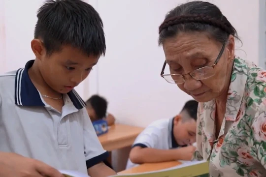 Bà giáo về hưu dạy lớp học tình thương miễn phí