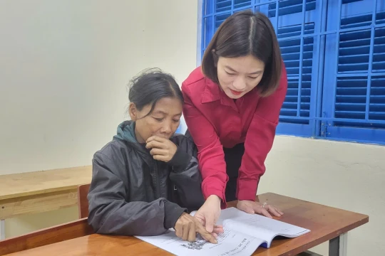 Người thắp sáng lớp học đêm giữa đại ngàn