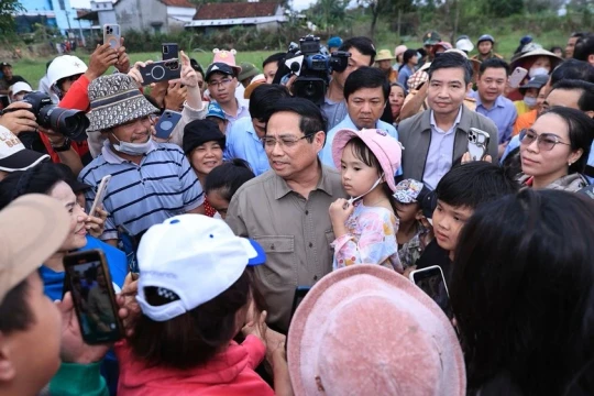 Thủ tướng thăm hỏi, động viên người dân vùng rốn lũ Hòa Thịnh, Đắk Lắk