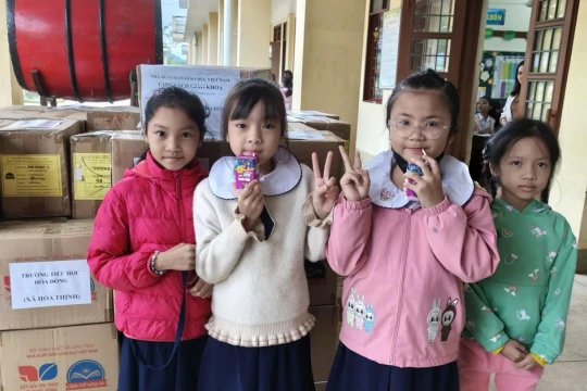 Sách giáo khoa đã đến tay học sinh xã vùng lũ Hòa Thịnh, Đắk Lắk