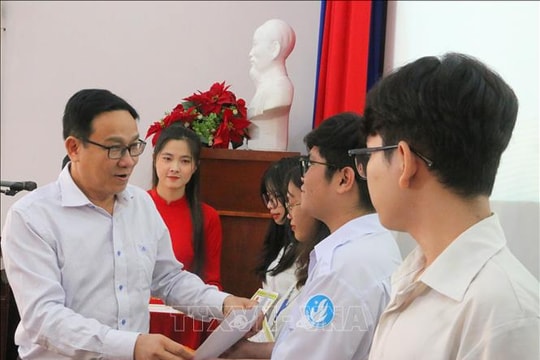 Trao 870 suất học bổng cho học sinh, sinh viên nghèo hiếu học