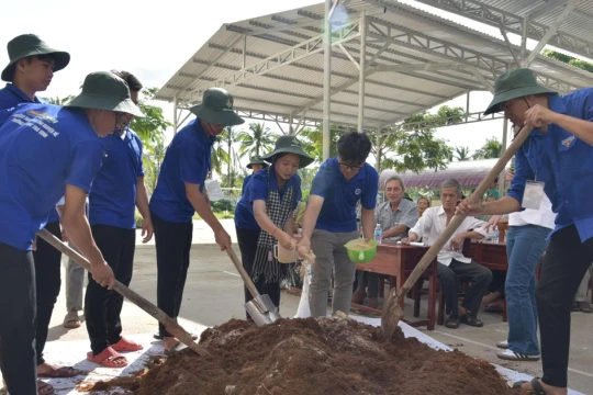 Sinh viên mang khoa học kỹ thuật giúp nông dân làm nông nghiệp bền vững