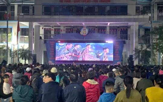 Đêm phim 'Mưa đỏ' gắn kết phụ huynh - nhà trường - học sinh