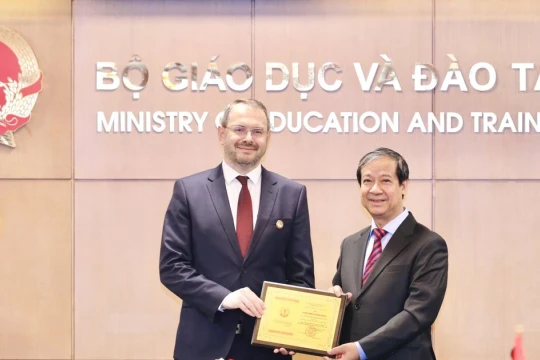 Trao Kỷ niệm chương Vì sự nghiệp Giáo dục cho Thứ trưởng Mogilevsky Konstantin Ilyich