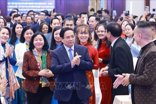 Thủ tướng: Phụ nữ Việt Nam thi đua khởi nghiệp, tham gia chuỗi cung ứng toàn cầu