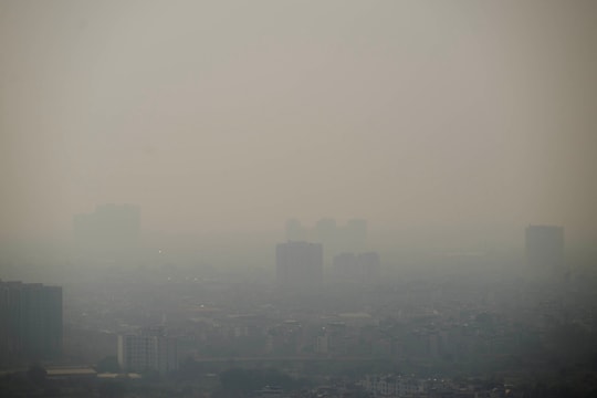 Chùm ảnh, clip: Hà Nội chìm trong bụi mịn dày đặc