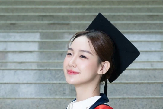 Hoa hậu Bảo Ngọc khẳng định sức mạnh của tri thức, xuất sắc tốt nghiệp loại giỏi