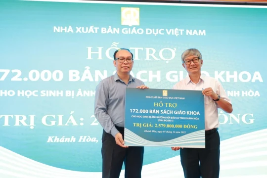 NXB Giáo dục VN và các đơn vị thành viên trao tặng sách khắc phục hậu quả thiên tai