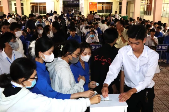 Nhiều trường học ở Cà Mau chiếu phim Mưa đỏ kết hợp ủng hộ đồng bào bị lũ lụt