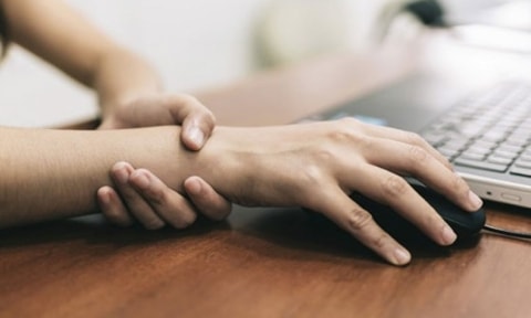 Cầm đồ dễ rơi cảnh báo hội chứng ống cổ tay