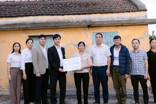 130 triệu đồng yêu thương gửi đến chàng sinh viên giàu nghị lực