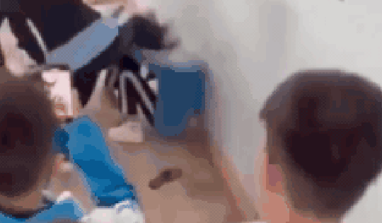 Nữ sinh lớp 7 bị bạn đánh ngay trong trường học