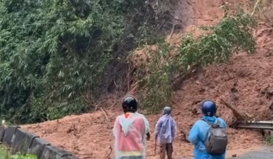 NÓNG: Đèo Sông Pha nối Khánh Hòa - Lâm Đồng vừa sạt lở, giao thông tạm thời bị chia cắt