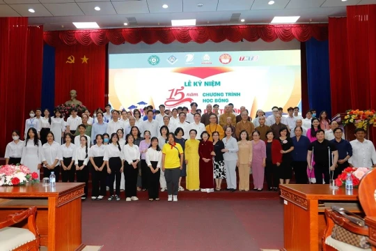 Hành trình bền bỉ 15 năm Học bổng 'Nâng bước đến trường'