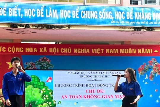 Trang bị ‘lá chắn số’ cho học sinh phổ thông