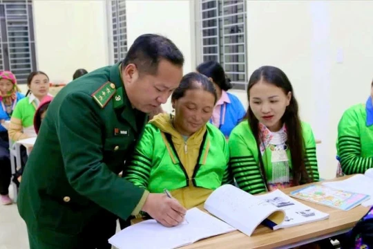 Mang con chữ đến bản vùng biên Pù Đứa