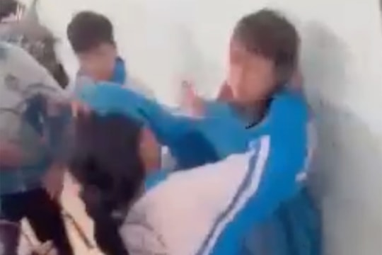 Nữ sinh lớp 7 bị vây đánh, sợ không dám đi học