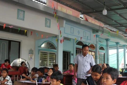 Gieo mầm tình yêu nguồn cội qua lớp học chữ Khmer