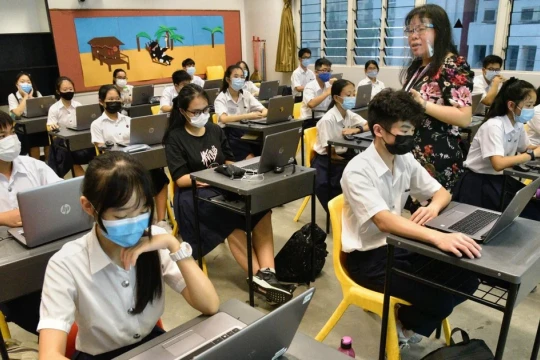 Trường học Singapore cấm dùng điện thoại