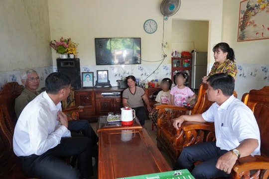 Thông tin mới vụ bố xích chân 2 con trong phòng, không cho đi học