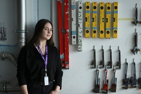 Lo sợ mất việc vì AI, giới trẻ đổ xô đi học nghề... sửa ống nước