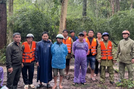 Công an xã kịp thời giải cứu 6 cán bộ địa chất bị cô lập do mưa lớn