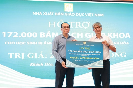 Hơn 200.000 bản sách giáo khoa được trao tới học sinh Khánh Hòa sau lũ