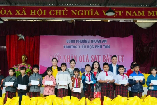 Một trường học TPHCM trực tiếp trao hỗ trợ cho học sinh, giáo viên vùng lũ