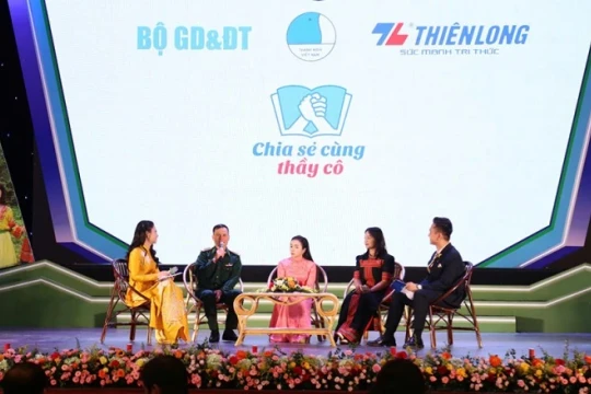 Thầy giáo quân hàm xanh gieo chữ nơi biên cương