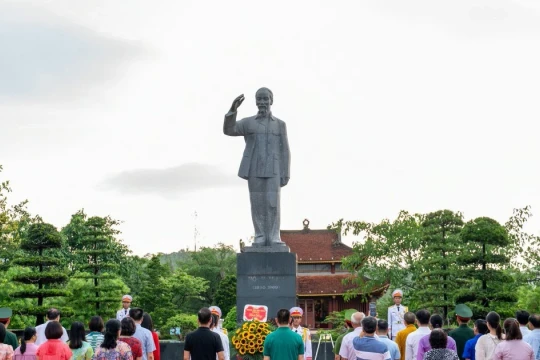 Thay đổi bia di tích tại Khu lưu niệm Chủ tịch Hồ Chí Minh trên đảo Cô Tô
