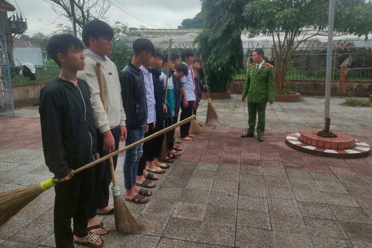 Buổi lao động đặc biệt của nhóm học sinh "chưa ngoan"