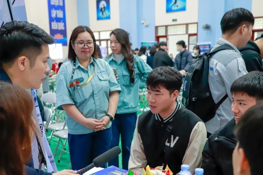 Nhiều sinh viên 'chốt việc' tại Ngày hội việc làm ở Bắc Ninh