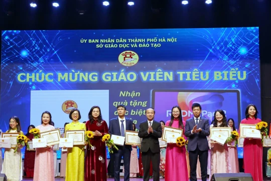Hà Nội trao thưởng 180 giáo viên THCS dạy giỏi cấp thành phố
