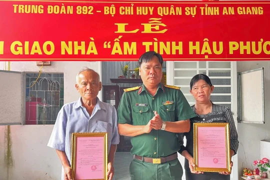 An Giang trao tặng nhà 'Ấm tình hậu phương’