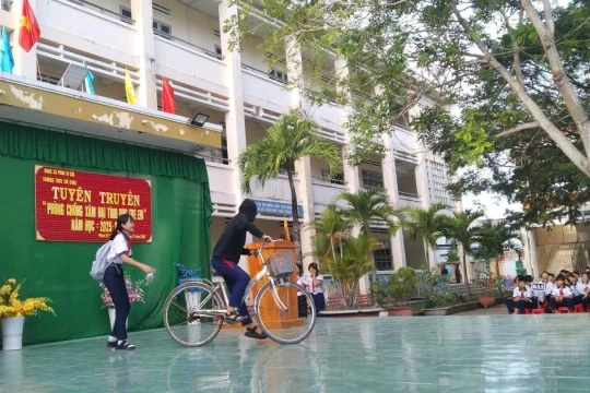 Gia đình và nhà trường là 'lá chắn' phòng ngừa xâm hại trẻ em