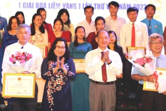 Chuyện thầy giáo thích viết báo